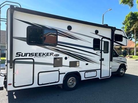 Solar Powered, Pet friendly 2023 Forest River Sunseeker, Easy to drive Vehículo funcional in Bellflower