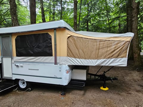 1999 Coleman Grand Tour Mesa Towable trailer in Tilton