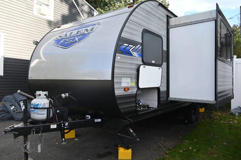 Sleep up to 7 or 4 comfortably in this cute compact 23 foot bunk camper Towable trailer in Worcester