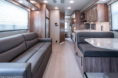 30B **NEW** Jayco Entegra Odyssey FAMILY Sleeps 10 Slide Out Room WOW! Véhicule routier in Oceanside