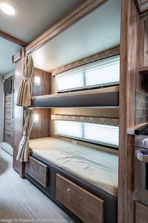 30B **NEW** Jayco Entegra Odyssey FAMILY Sleeps 10 Slide Out Room WOW! Véhicule routier in Oceanside