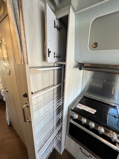 2022 Airstream International with 400w Solar & Hatch Tráiler remolcable in Los Gatos