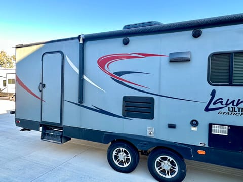 2017 Starcraft Launch Ultra Lite BunkBeds Sleeps 10 Towable trailer in Rancho Cucamonga
