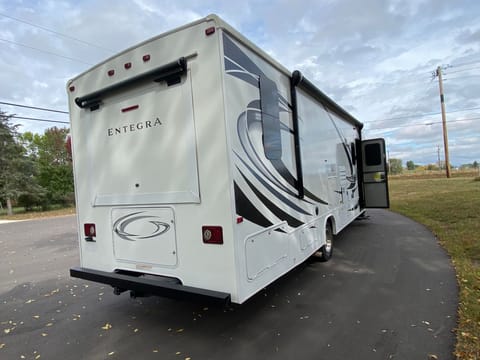 2021 Luxury Coach loaded with extras and Big Screen TV Drivable vehicle in Burnsville