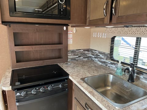 2018 Thor Freedom Elite: Sleeps 8, drive anywhere!  DREAM RV! Drivable vehicle in Springfield