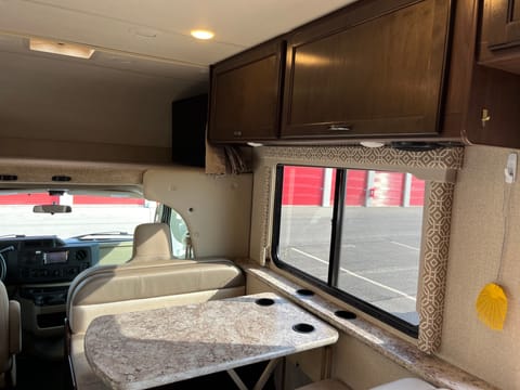 2018 Thor Freedom Elite: Sleeps 8, drive anywhere!  DREAM RV! Drivable vehicle in Springfield