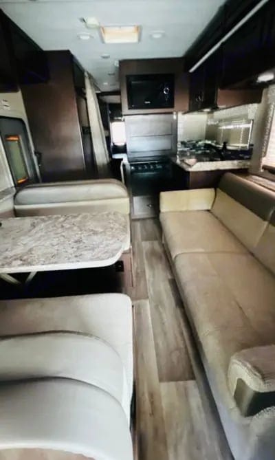 2018 Thor Freedom Elite: Sleeps 8, drive anywhere!  DREAM RV! Drivable vehicle in Springfield