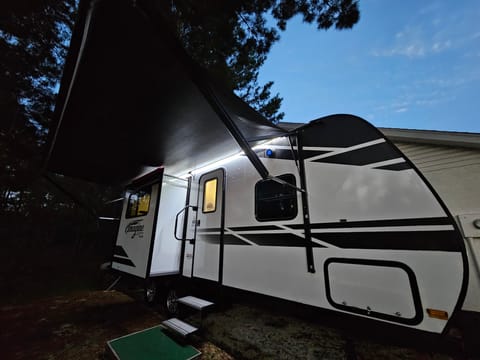"IMAGINE" A Luxury Vacation - Sleeps 2 Towable trailer in Dunnellon