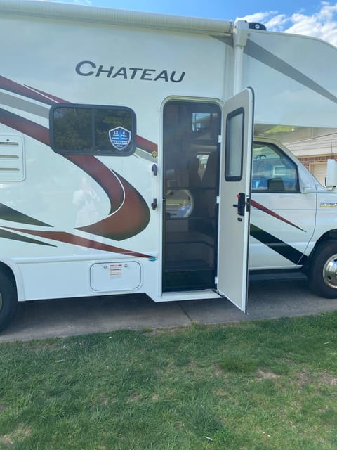 Side door entrance with a second screen door attached