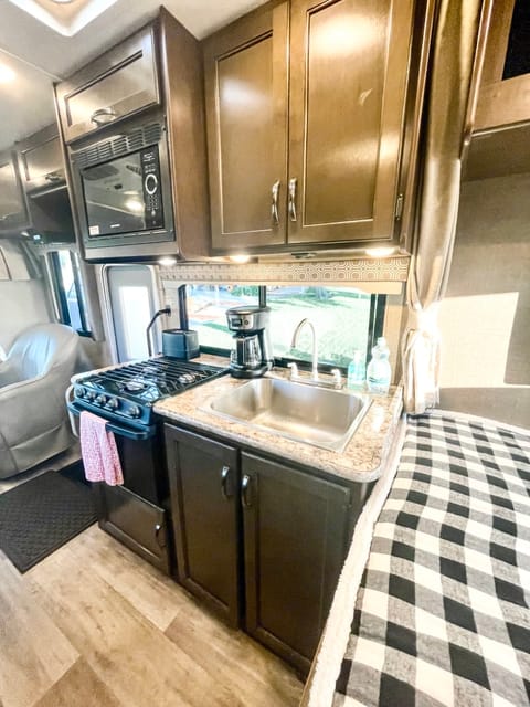 “HAPPY” Sleeps 6 - We dump for you! Drivable vehicle in Simi Valley