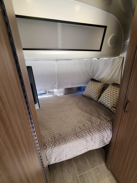 "Caravel By The Sea" 2021 Airstream Caravel 16 Ft. Ziehbarer Anhänger in Seaside