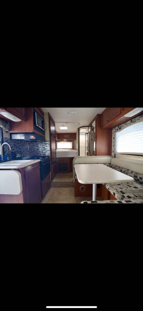 2010 Four Winds Chateau 24ft | Sleeps 5 | Easy to Drive Drivable vehicle in Belmont