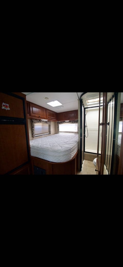 2010 Four Winds Chateau 24ft | Sleeps 5 | Easy to Drive Drivable vehicle in Belmont