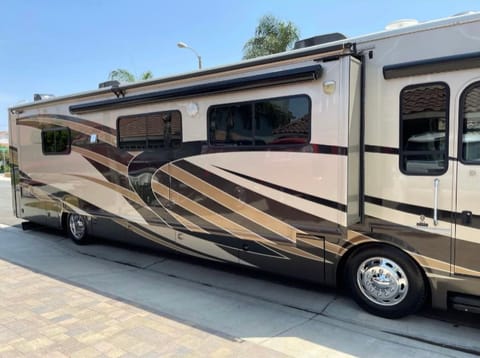 2014 Thor Tuscany XTE diesel pusher 40 ft  no special license needed Drivable vehicle in Eastvale