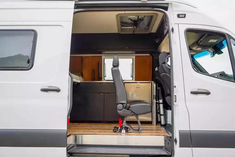 MERCEDES SPRINTER CLASS B - TEXINO SWITCHBACK *Sleeps 5 &Seats 4* (Santa Mo Drivable vehicle in Santa Monica