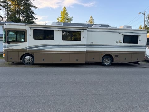 2000 Fleetwood Bounder motorhome Drivable vehicle in Paine Lake Stickney