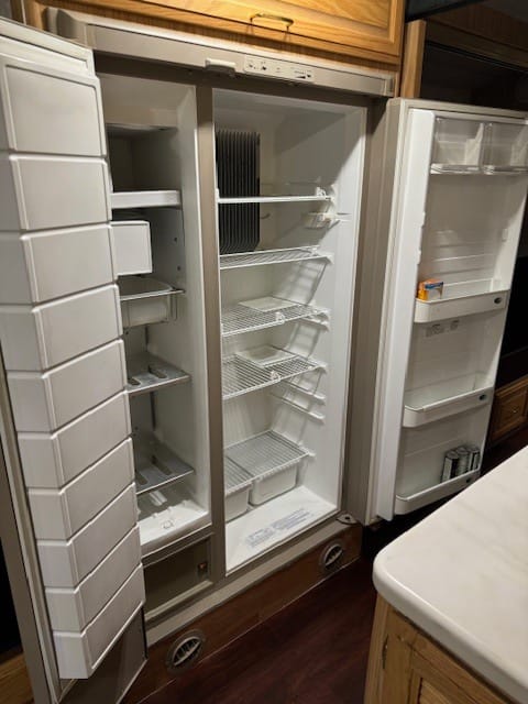 2000 Fleetwood Bounder motorhome Drivable vehicle in Paine Lake Stickney