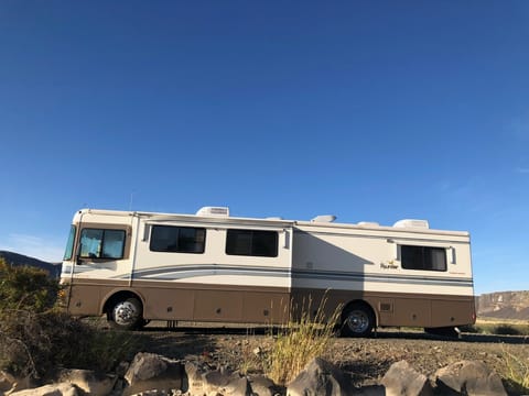 2000 Fleetwood Bounder motorhome Drivable vehicle in Paine Lake Stickney