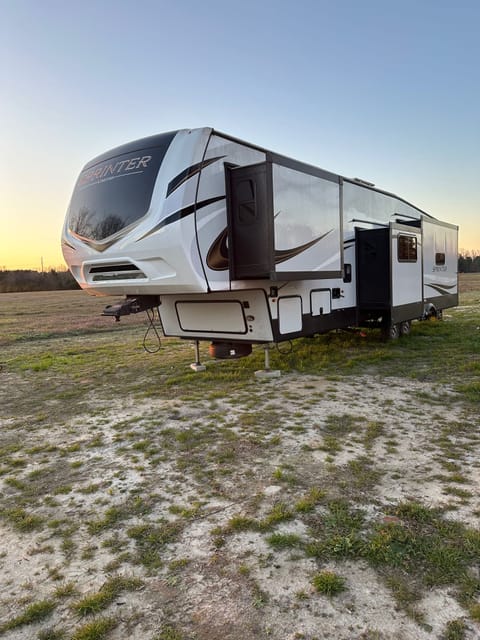 SLEEPS UP TO 10! King Bed, Separate (private) Movie Room. Delivery Only Towable trailer in Orangeburg