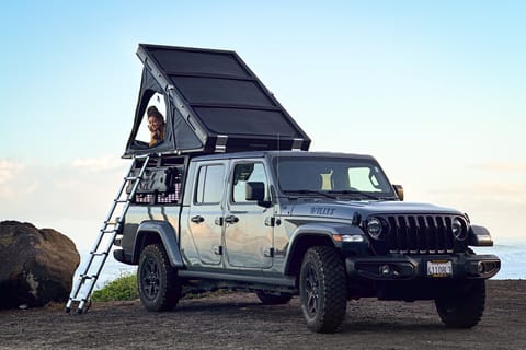 This is a 2023 Jeep Gladiator with an ikamper Bdv tent for 2 people 🚗  ⛺️ 