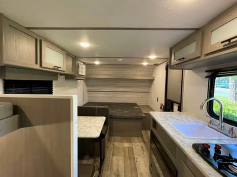 Brand New 2024 Keys Coleman/Light Weight Travel Trailer W/Generator Remorque tractable in Downey