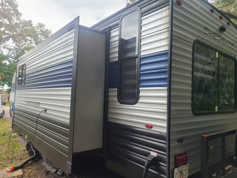 🚐 Luxurious and Spacious 2022 Forest River Cherokee 274WK Tráiler remolcable in Evans