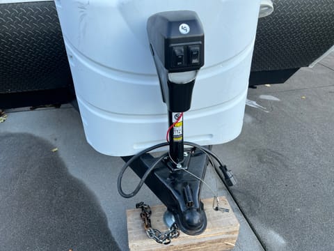 Brand new electric trailer jack