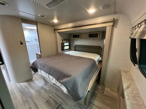 Clean Stylish - 2021 Tow Behind Super Lite Sleeps 5 Towable trailer in Rockwall