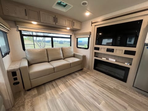 Clean Stylish - 2021 Tow Behind Super Lite Sleeps 5 Towable trailer in Rockwall