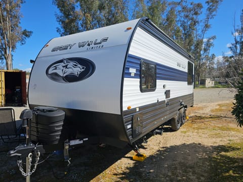 Double Queen Trailer 24Ft 6000lb - Sleeps 8 - Forest River Grey Wolf 19SM Ziehbarer Anhänger in Hemet