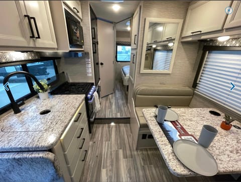 The Leanora - 22ft 2023 Thor Freedom Elite - Sleeps 6 Drivable vehicle in Southlake