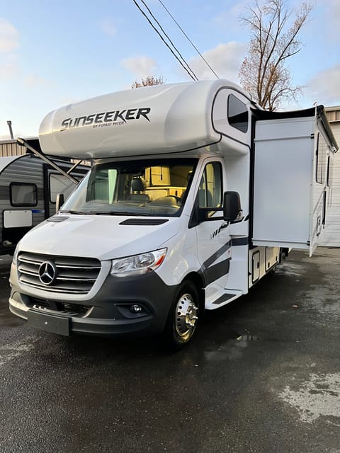 2024 Forest River Sunseeker 2400 BSD 24′ Mercedes Benz (1M) Drivable vehicle in Milwaukie