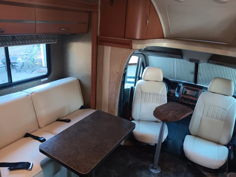 Glamping Itasca Navion IQ Mercedes Drivable vehicle in Deschutes River Woods