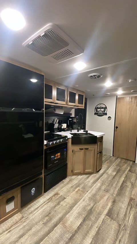 New Luxury Modern Rv 2024! We deliver it , pick it up and set up everything Ziehbarer Anhänger in Poinciana