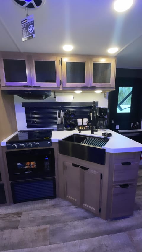 New Luxury Modern Rv 2024! We deliver it , pick it up and set up everything Remorque tractable in Poinciana