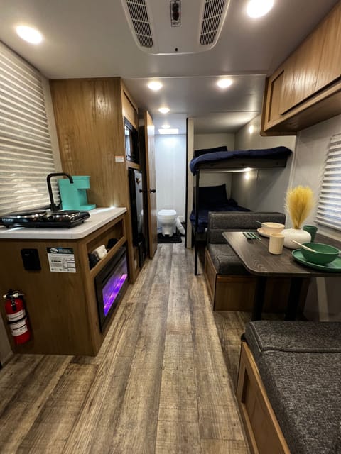 **Brand New**2024 Forest River Wolf Den Light Weight Travel Trailer Tráiler remolcable in Irvine