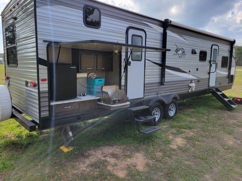 "Adventure Galley" is ready for your next adventure!!! 21 Jayco SLX 324BDHS Towable trailer in Alvin