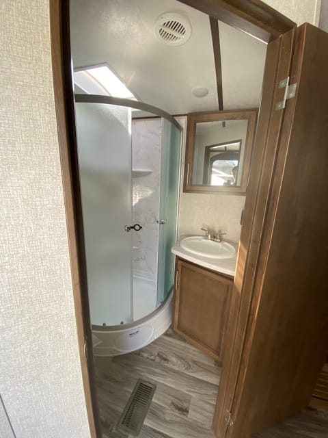 Cozy and Modern with KING SIZE bed in Wasilla Towable trailer in Wasilla
