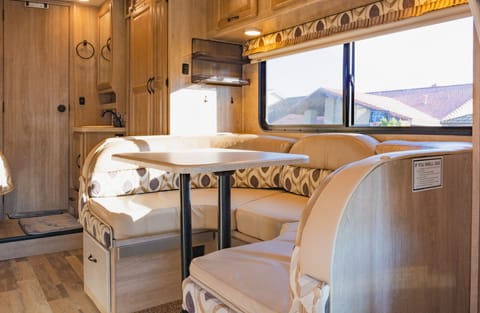 2015 Short Class C Diesel 25ft Easy to Drive Family and Pet Friendly Fahrzeug in Westminster