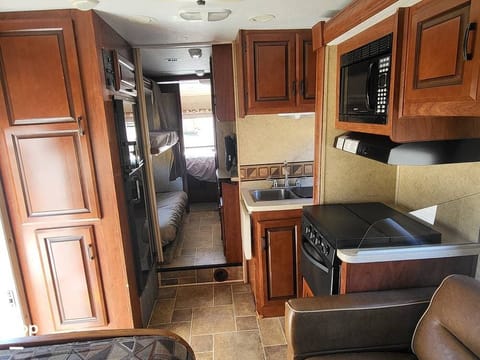 Family Friendly RV For $120/Day (Sleeps 8) Drivable vehicle in Leeds