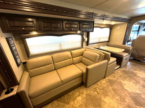 2017 Thor Motor Coach Windsport Drivable vehicle in Lake Lewisville