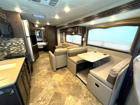 2017 Thor Motor Coach Windsport Drivable vehicle in Lake Lewisville