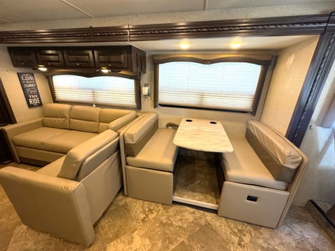 2017 Thor Motor Coach Windsport Drivable vehicle in Lake Lewisville