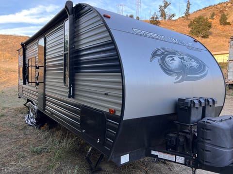 “Wolfie” The 2021 Forest River Cherokee Grey Wolf Special Edition Rimorchio trainabile in Simi Valley