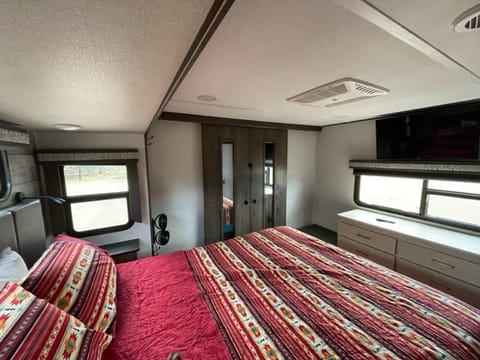 Luxury Alliance 5th Wheel Nestled on Small Laid Back Horse Ranch Ziehbarer Anhänger in Tanque Verde