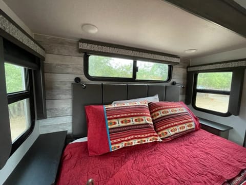 Luxury Alliance 5th Wheel Nestled on Small Laid Back Horse Ranch Ziehbarer Anhänger in Tanque Verde