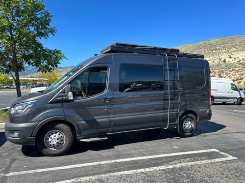 When everything is bundled up it looks like a minimalist camper van, making it easy to drive in places with lower accessibilty.