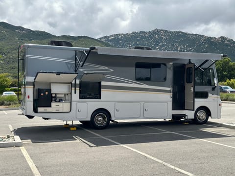 Meet Winnie!  Your 2022 Winnebago Adventurer Drivable vehicle in Temecula