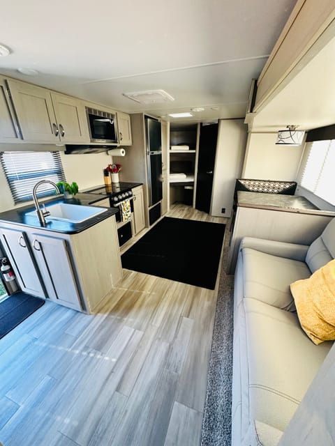 2021 Forest River Tracer *Gorgeous Interior/Sleeps up to 9 Guests* Rimorchio trainabile in Apple Valley