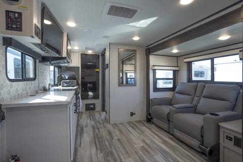 2024 Jayco Jay Feather Glamper - Pet Friendly Easy To Tow Remorque tractable in Visalia